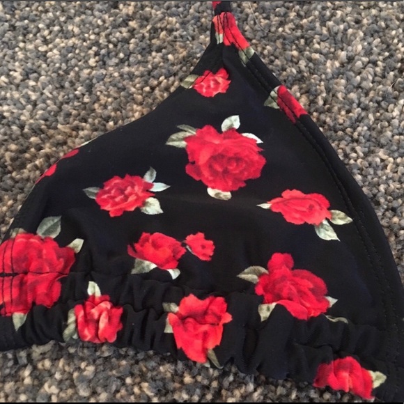Black with red roses bikini top from Forever 21 - Picture 3 of 3